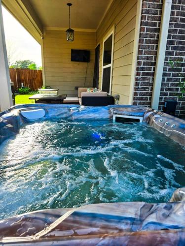 Small backyard getaway - carbon neutral hotel in Spring