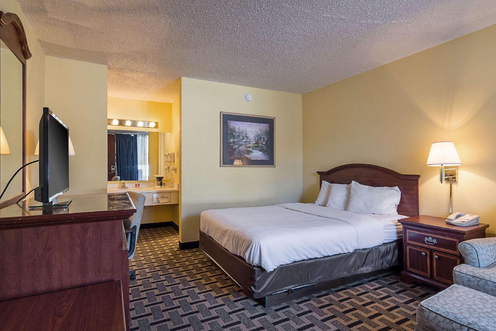 Econo Lodge - photo 10
