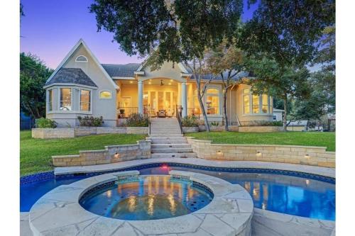 Luxury Lake House w Heated Pool & Multiple Spas — 4-Star Luxury Hotel in Leander, United States