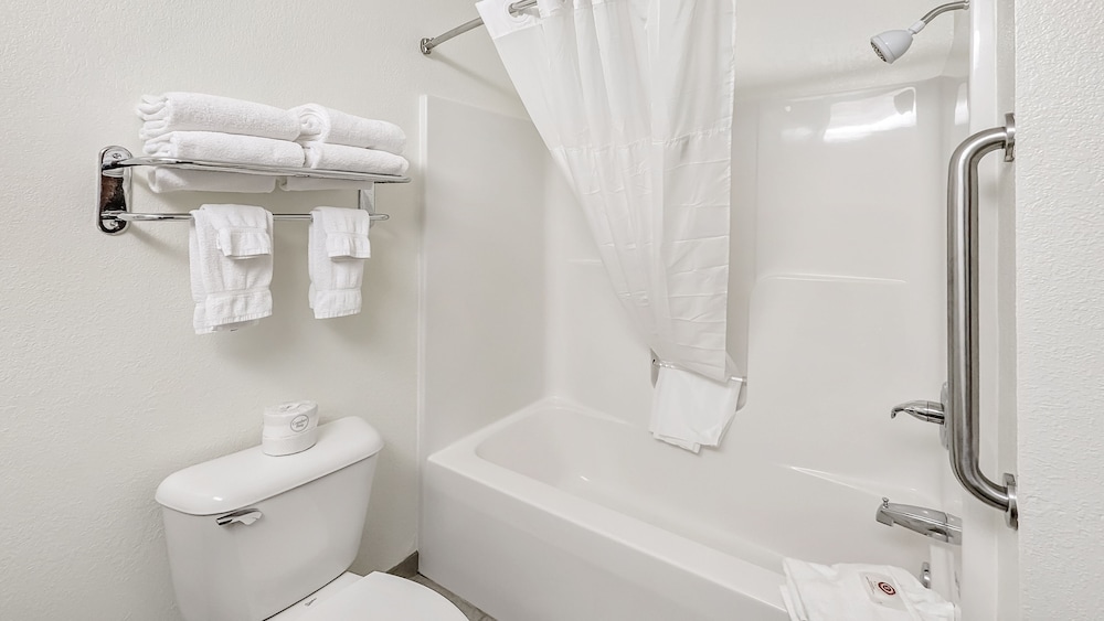 Estherville Hotel & Suites - photo 57