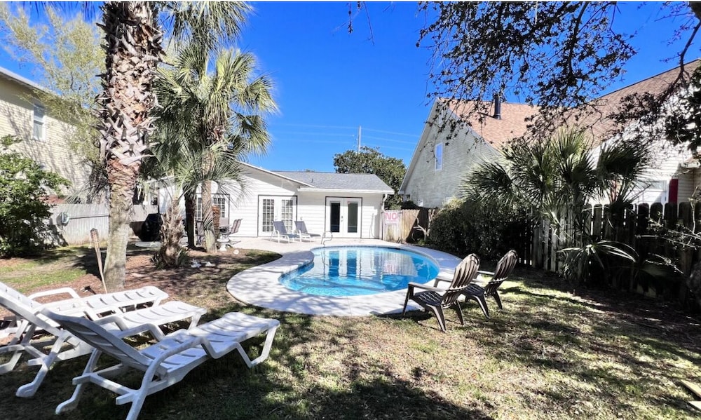 Blue Haven with Pool - carbon neutral hotel in Destin
