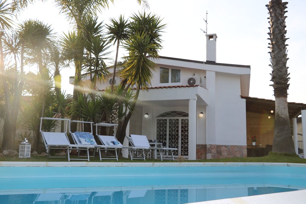 Edri beach house Villa con piscina — 4-Star Luxury Hotel in Pontecagnano, Italy