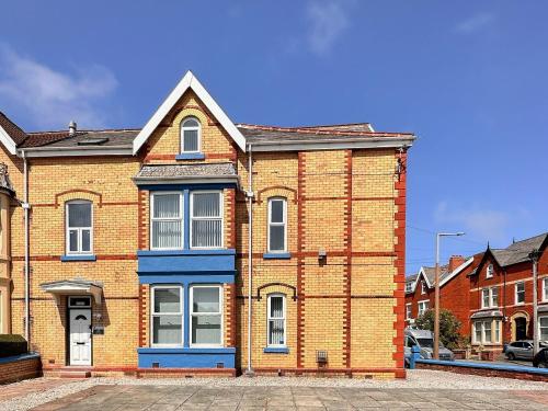 Two Uk43700 - carbon neutral hotel in Unknown City