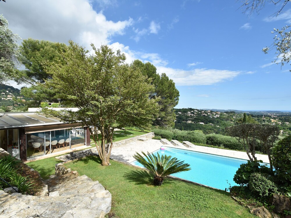 Vintage Villa in Grasse With Private Swimming Pool — 4-Star Luxury Hotel in Grasse, France