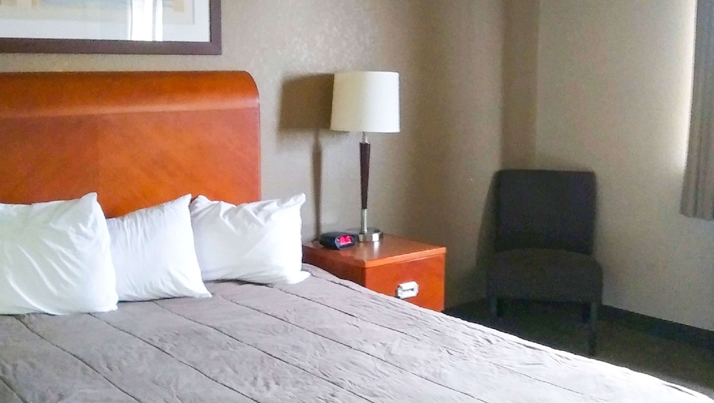 Heritage Place Inn & Suites - photo 18