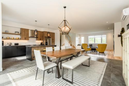Le Memph Aigle spacious comfortable condo cottage eco friendly 3 bedrooms hot tub & pool Memphrémagog Lake — 4-Star Luxury Hotel in Magog, Canada