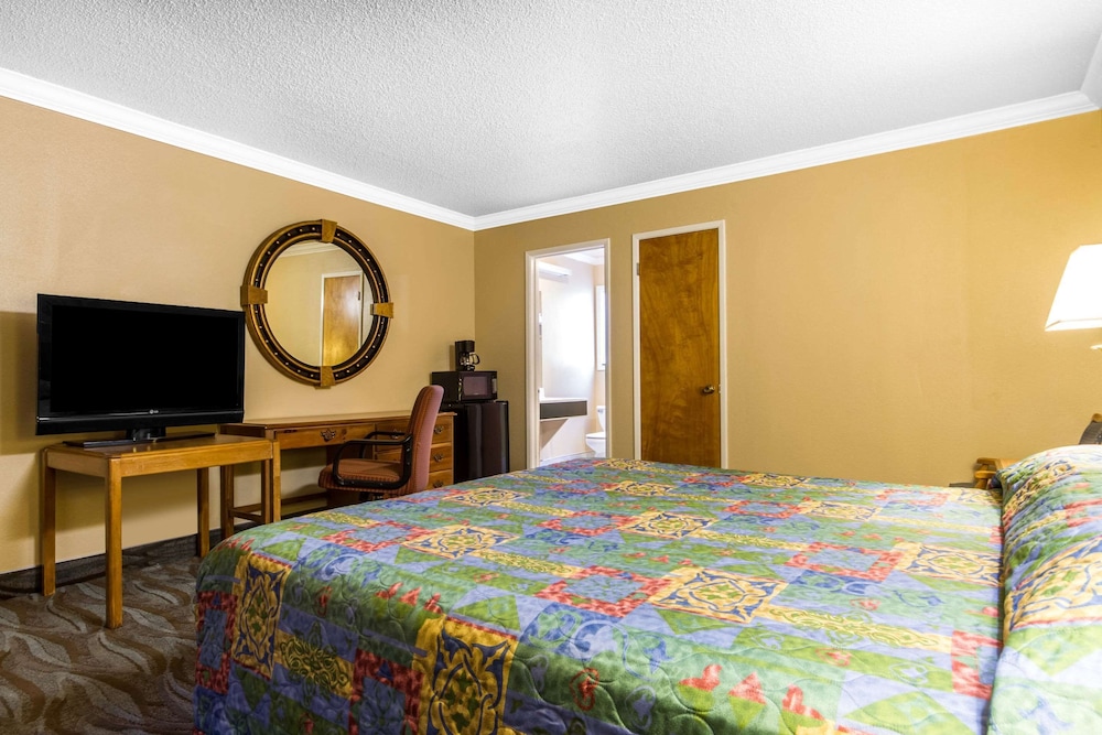 Econo Lodge Fairfield - photo 16