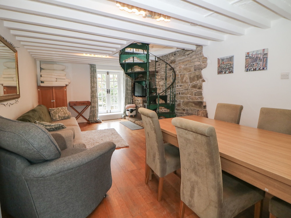 Bear Pit Cottage — 4-Star Luxury Hotel in Hayfield, United Kingdom