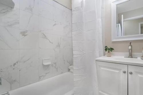 Modern Home Near Ontario Airport — 4-Star Luxury Hotel in Ontario, United States