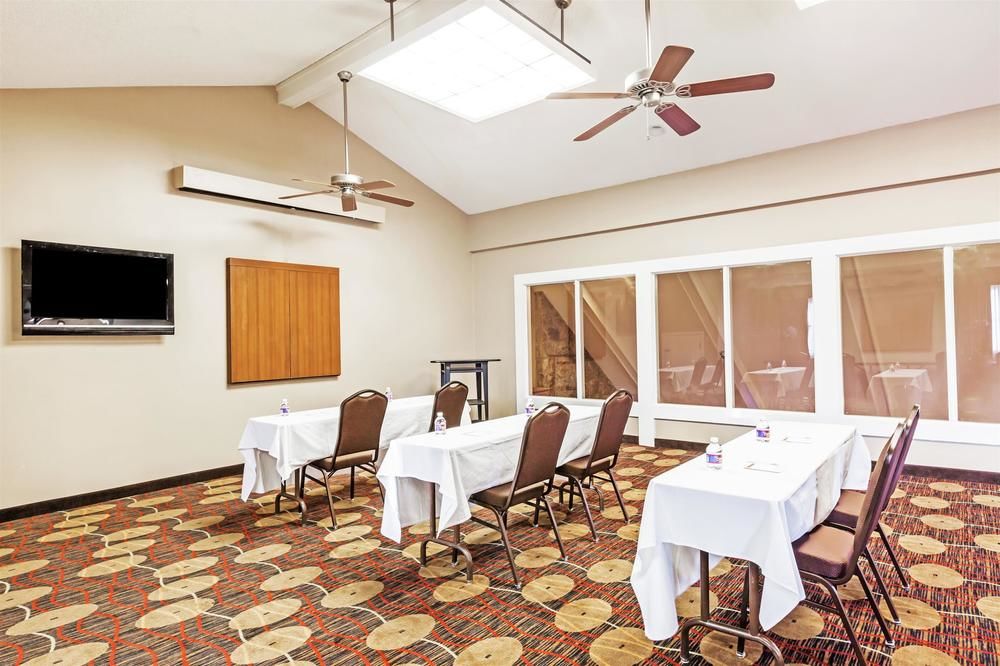 Hawthorn Suites by Wyndham Tyler - photo 17