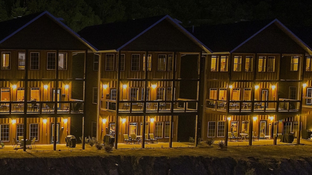 Keweenaw Waters Resort — hotel in Houghton