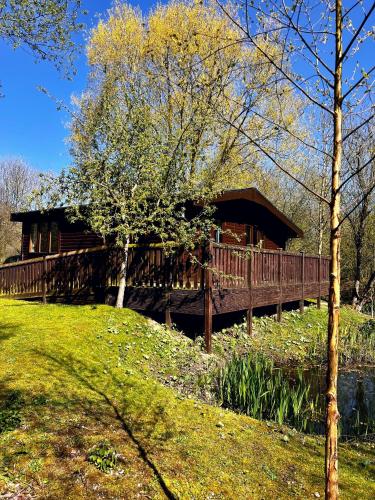 Secluded Rustic Cabin A Digital Detox Paradise. — 4-Star Luxury Hotel in York, United Kingdom