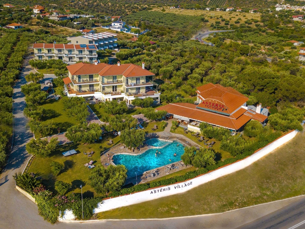 Apartment in Gerakini with Pool — 4-Star Luxury Hotel in Polygyros, Greece