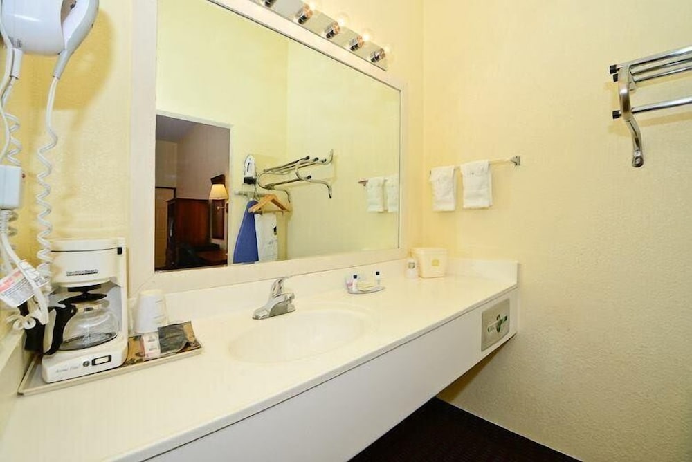 Manchester Heritage Inn And Suites - photo 18