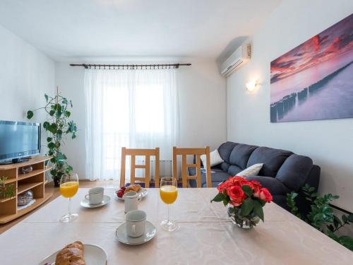 Apartment Lena Three Bedroom Apartment with Balcony and Sea View