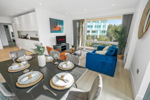 Modern 2 Bedroom with Superking Bed & Balcony views Near Wembley — 4-Star Luxury Hotel in London, United Kingdom