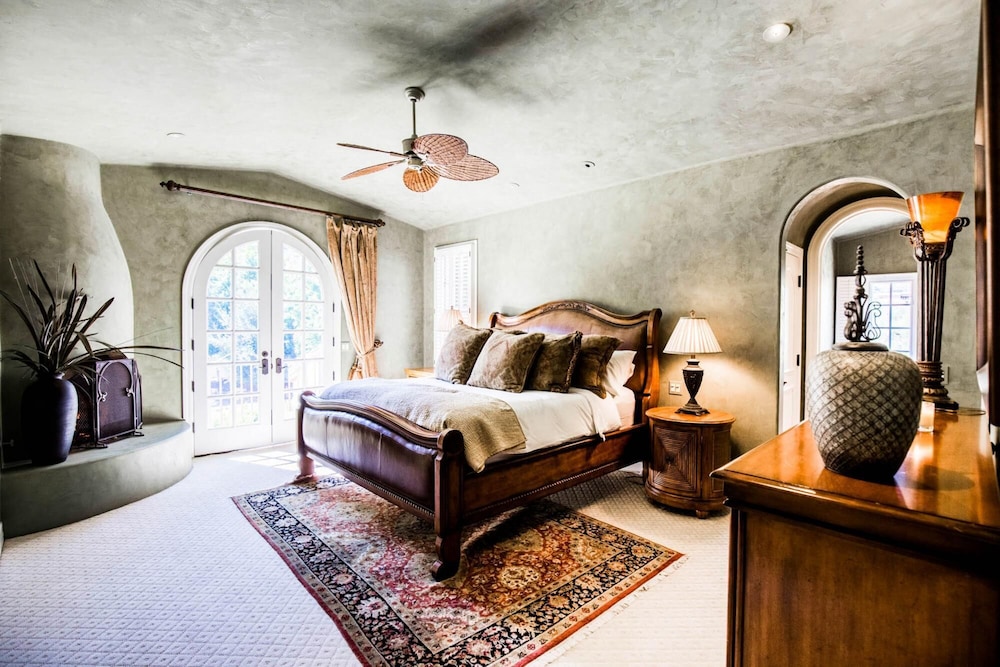 Catalina by AvantStay Private Grand Estate Backyard & Pool - photo 32