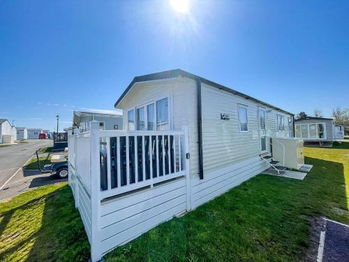 8 Berth Caravan With Decking And Wifi At Broadland Sands Park Ref 20064Cf — hotel in Hopton On Sea