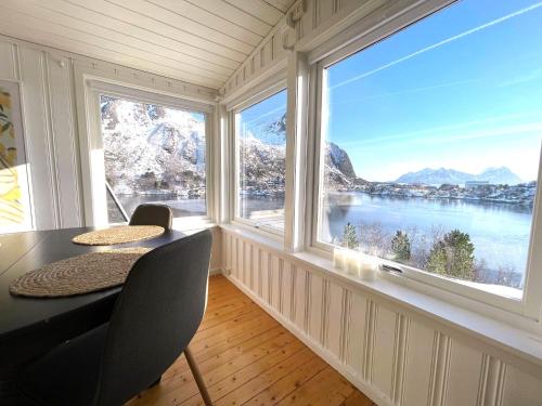 Hytte i Svolvær — 4-Star Luxury Hotel in Svolvaer, Norway