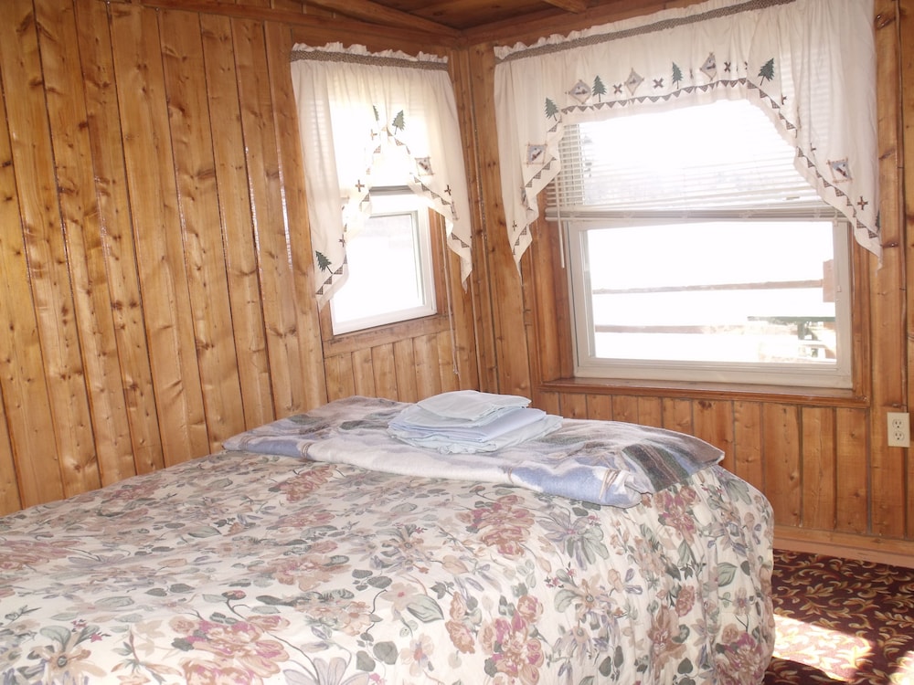 Crooked Lake Resort Cabin 4 - photo 22
