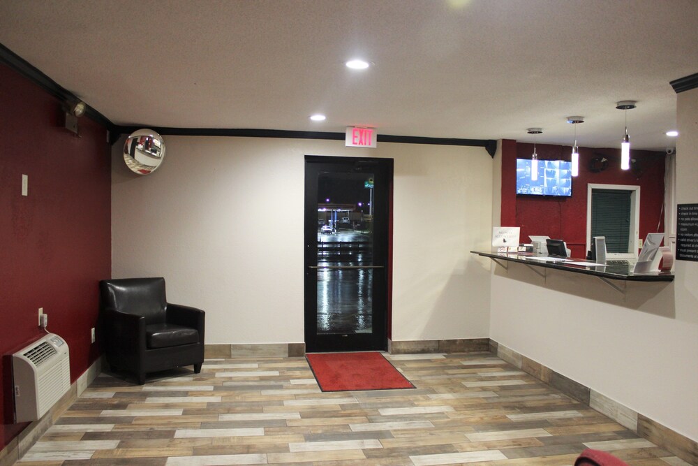 Super 8 by Wyndham Tuscaloosa - photo 5