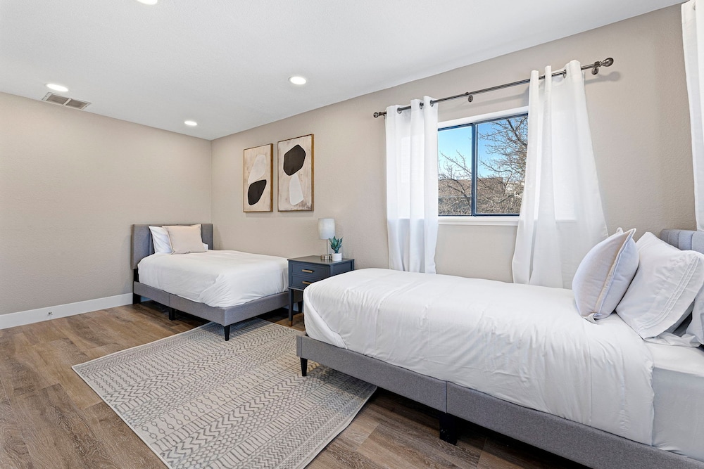 Elegant 4BD Reno Abode Close to Shops and Casinos - photo 16