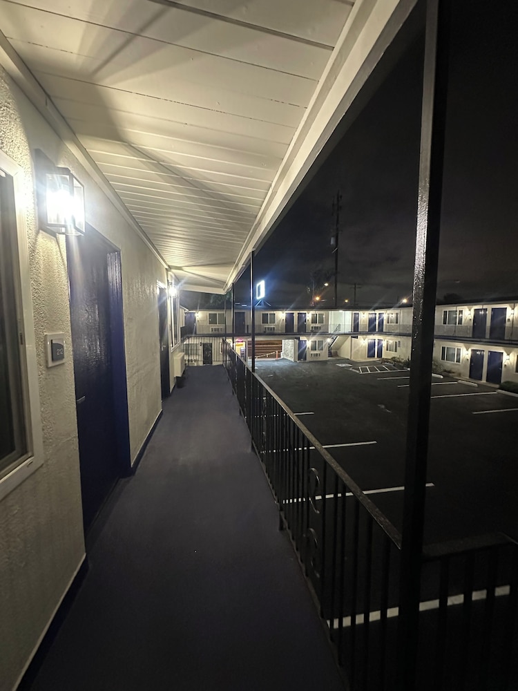 Del Aire Inn Lax - photo 32