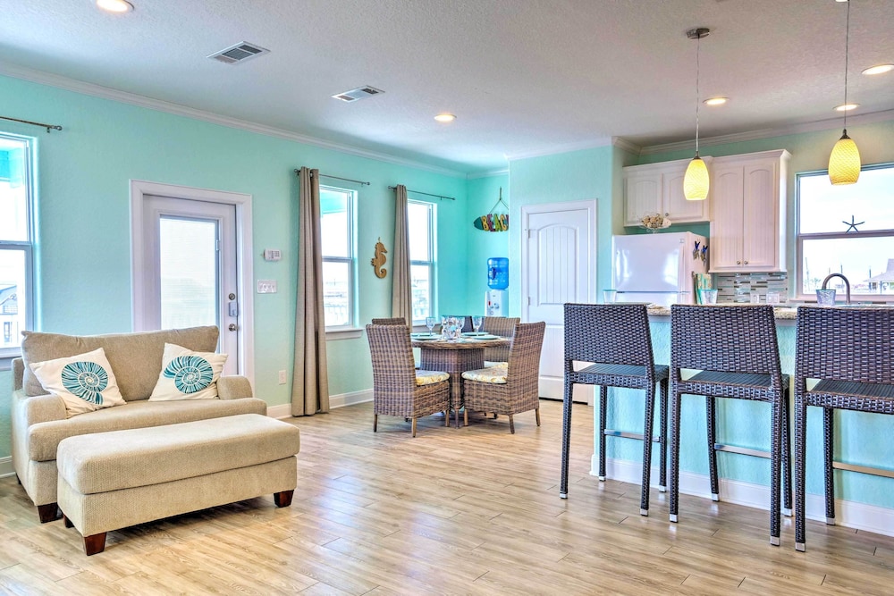Furnished Deck and Ocean Views Surfside Beach Home — 4-Star Luxury Hotel in Surfside Beach, United States