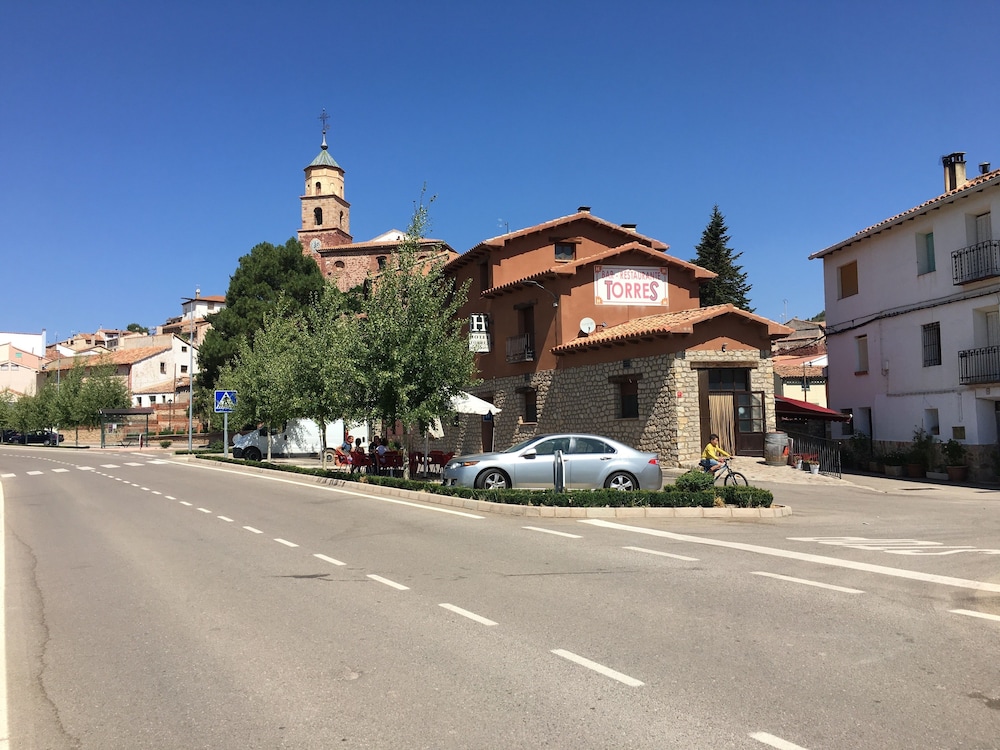 Hotel Restaurante Torres de Albarracín - carbon neutral hotel in Albarracin