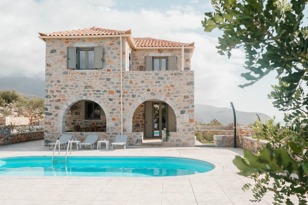 Villa Dioni Tria in Ditiki Mani — 4-Star Luxury Hotel in Pyrgos, Greece
