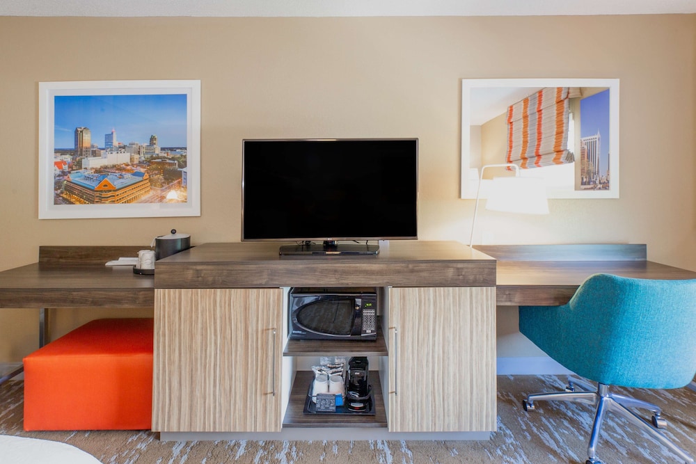 Hampton Inn & Suites Raleigh Cary Lenovo Center - photo 15