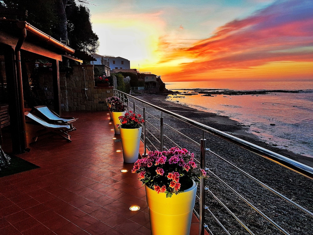 Brezza Marina Guesthouse — 4-Star Luxury Hotel in Cefalu, Italy
