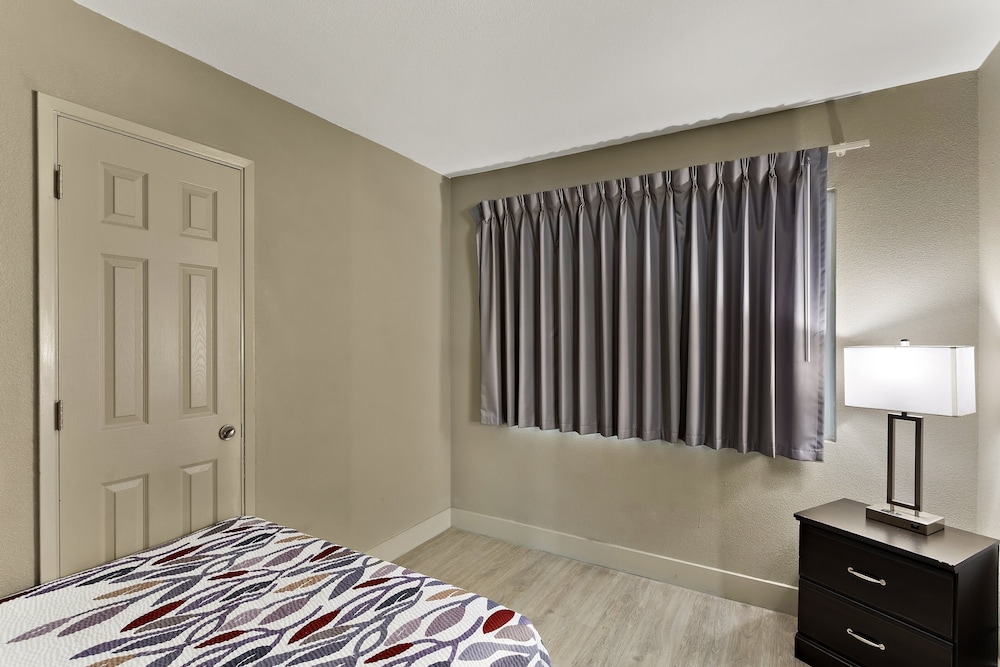 Red Roof Inn Redding - photo 13