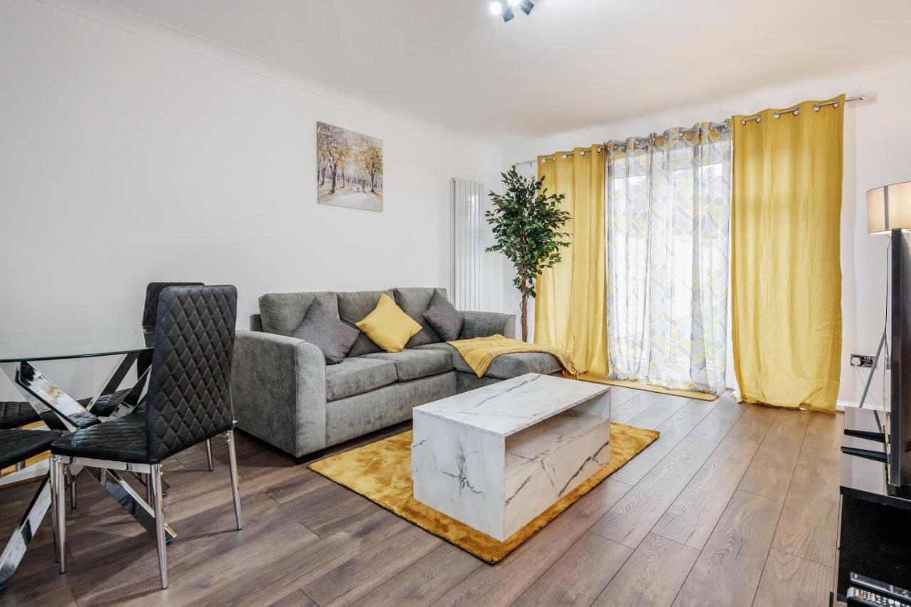 Lovely House in Dagenham Barking with free parking WiFi & Garden — 4-Star Luxury Hotel in Dagenham, United Kingdom
