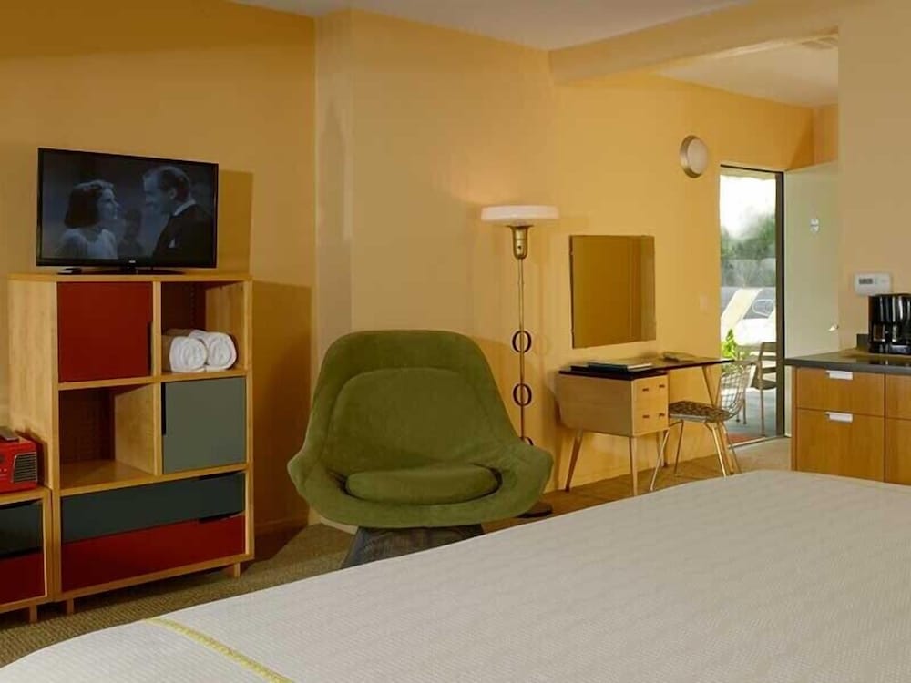 Orbit In 21 and Over a Town and Desert Boutique Hotel - photo 4