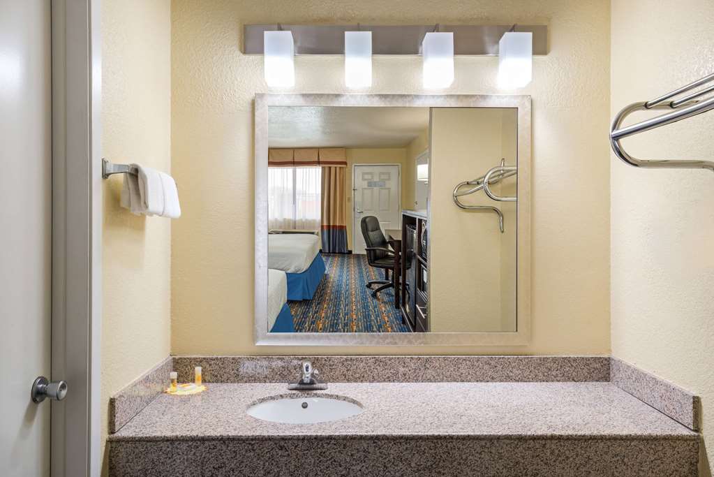 Days Inn by Wyndham Near Seaworld San Antonio - photo 7