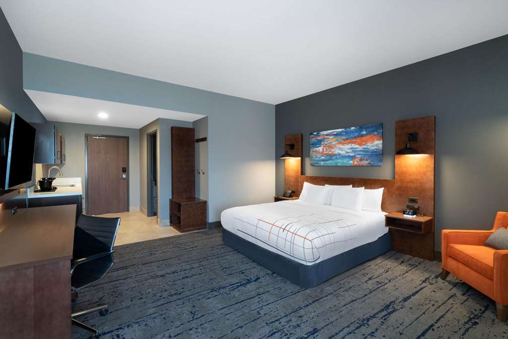 La Quinta Inn & Suites by Wyndham Louisville NE Old Henry Rd - photo 12