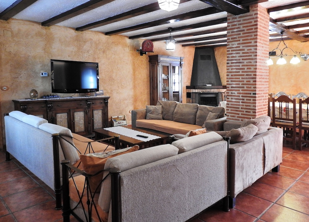 Casa Rural La Majada Palentina — 4-Star Luxury Hotel in Santibanez De La Pena, Spain