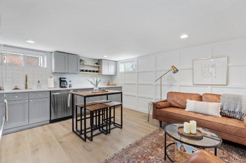 Urban Hideaway 2BR Pets OK Park 2 Cars Laundry Fast WIFI Close to Everything — 4-Star Luxury Hotel in Denver, United States