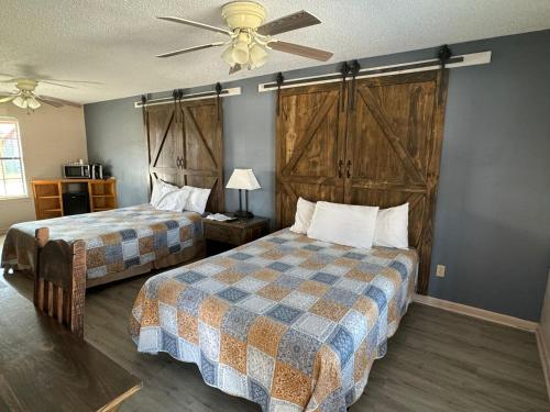 Four Horsemen Hotel - last minute hotel in Pilot Point