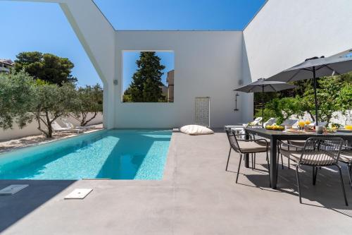Luxury 5 bedroom Villa Altabianca with a Heated Pool Finnish sauna an outdoor Cinema 50m from the beach — 4-Star Luxury Hotel in Supetar, Croatia