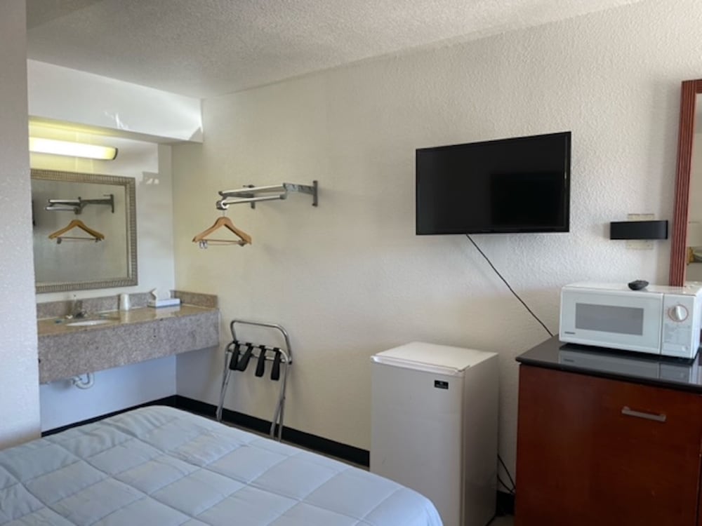 Farmington Inn - photo 20
