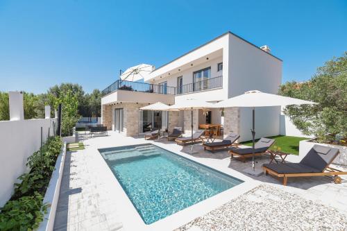 CROWONDER Villa Bura with Heated Swimming Pool and Jacuzzi — 4-Star Luxury Hotel in Privlaka, Croatia