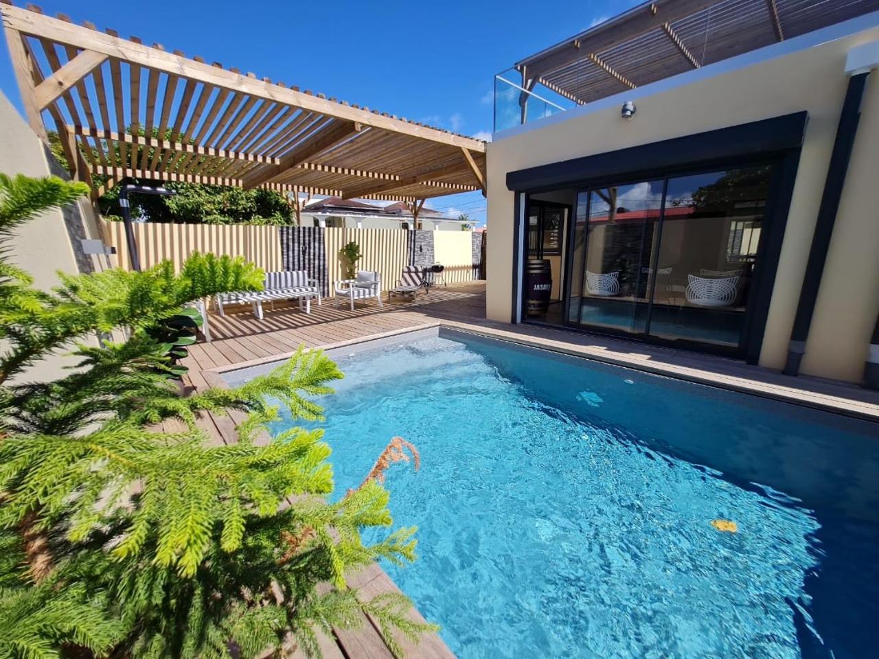 Villa Jasmin Standing Piscine Chauffee 4 Ch 9 Pers — 4-Star Luxury Hotel in Baie-Mahault, Guadeloupe