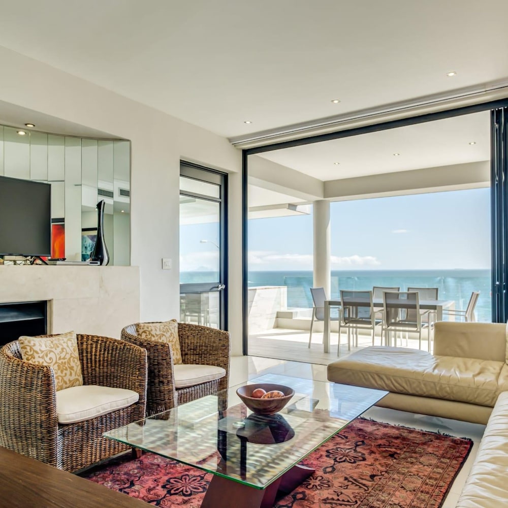 Private Holiday Apartment w Pool and Views Bali E
