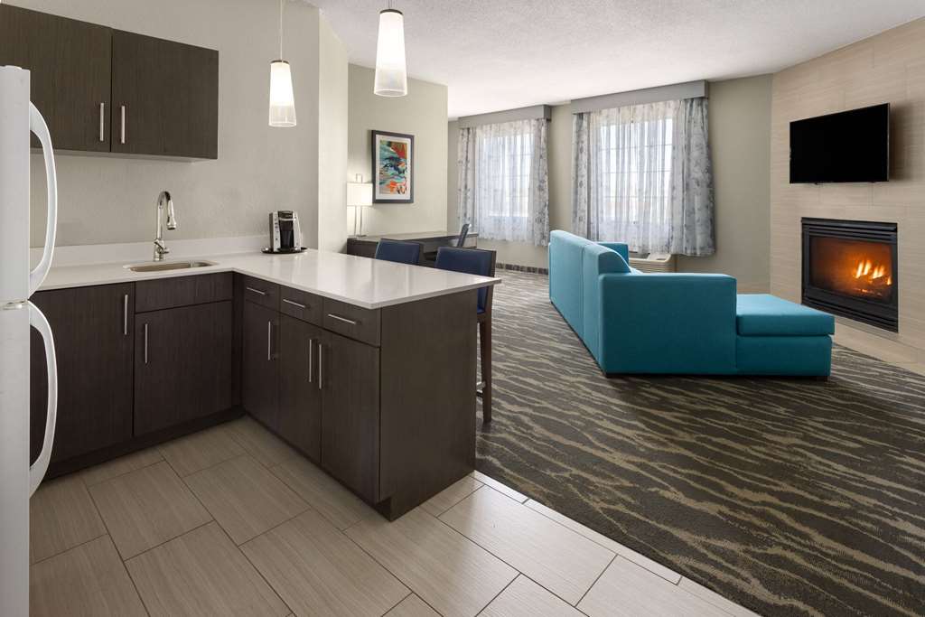 La Quinta Inn & Suites by Wyndham Kokomo - photo 25