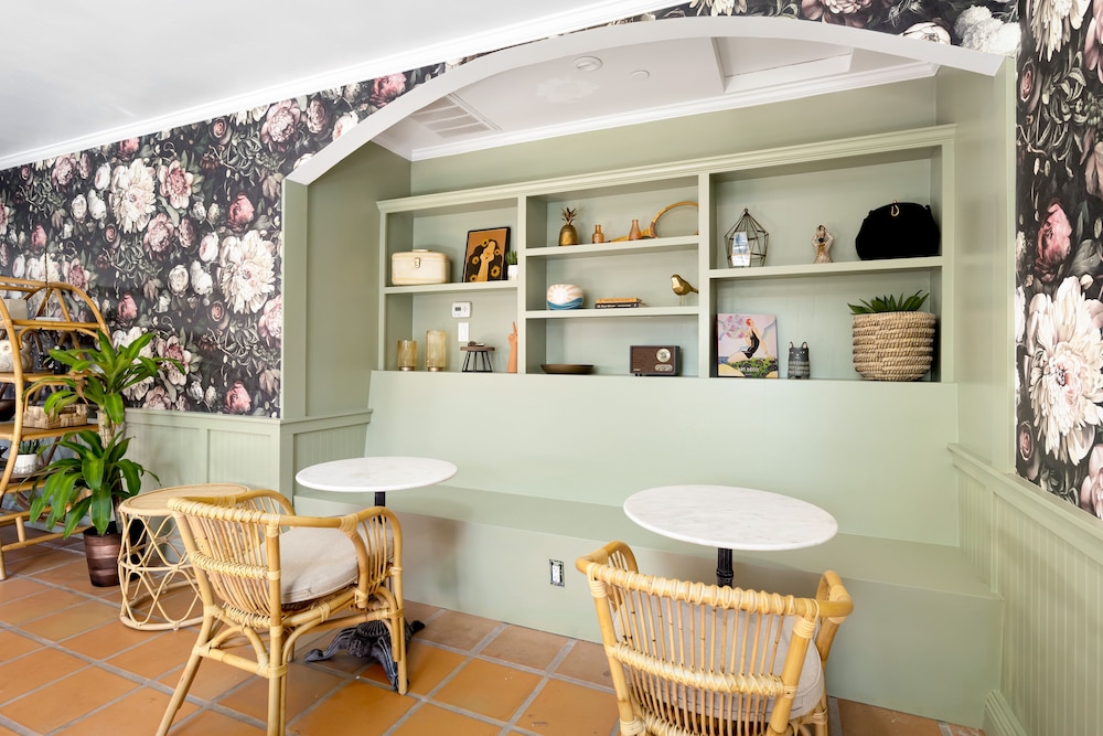 Fleur Noire Hotel 21 and Over - photo 6