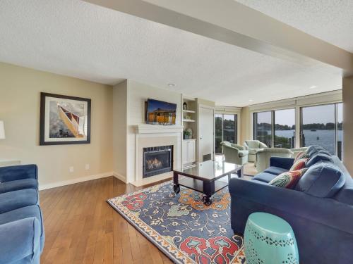 101 Edgewater Inn - photo 2