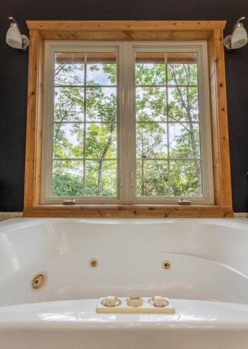 5 Bed Mountain View Retreat in Branson, United States