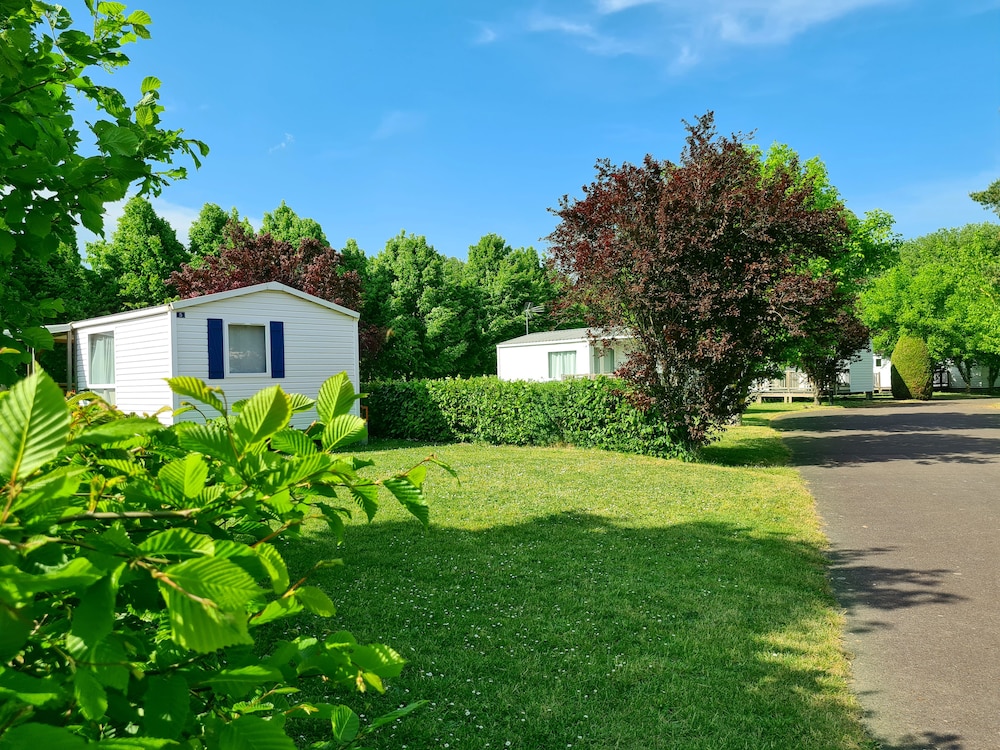 Resort & Camping Val De Braye — hotel in Besse-Sur-Braye